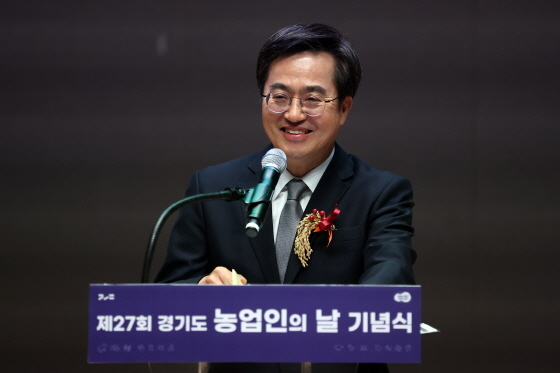 NSP통신-김동연 경기도지사가 10일 경기도청 대강당에서 열린 제27회 경기도 농업인의 날 기념식에서 인사말과 함께 다산 정약용 선생의 3농 정신을 소개하고 있다. (경기도)