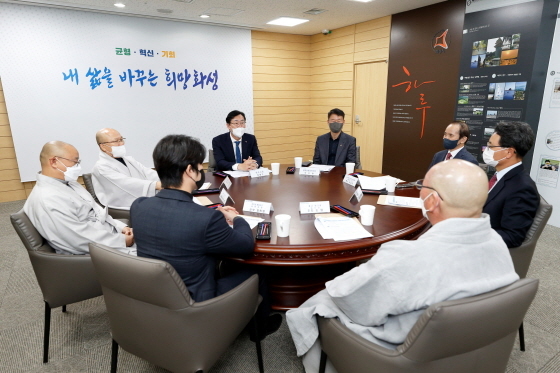 -10일 정명근 화성시장과 종교지도자들이 긴급대책회의를 하는 모습. (화성시)