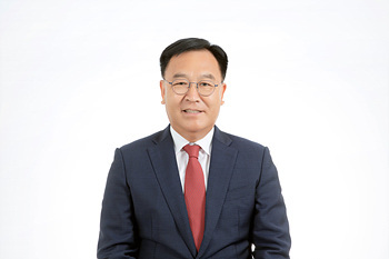 NSP통신-전국지체장인대회에서 상곡 인권상을 수상한 김진하 양양군수. (양양군)