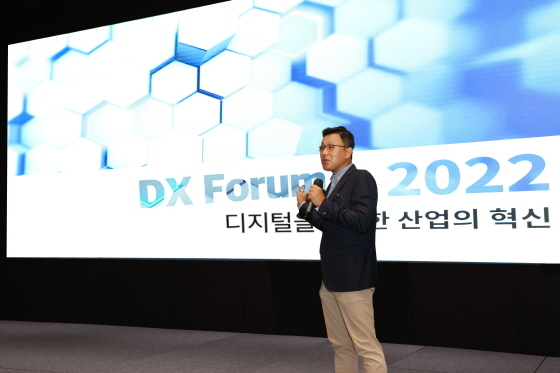 NSP통신-DX Forum 2022에서 송용진 두산에너빌리티 전략혁신부문장이 인사말을 하고 있다 (두산에너빌리티)