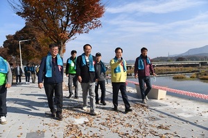 [NSP PHOTO]완주군, 만경강 환경정화와 가족사랑걷기 대회 성황