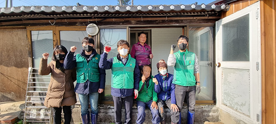 NSP통신-신림면 새마을회가 사랑의 집수리 봉사활동을 실시 후 기념 촬영을 하고 있다. (원주시)