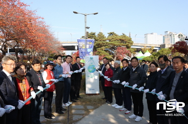 NSP통신-포항시는 지난 12일 이강덕 시장을 비롯한 관계자들이 참석한 가운데 포항 철길숲 온실가스 배출권 거래제 외부사업 승인에 따른 현판 제막식을 개최했다. (포항시)