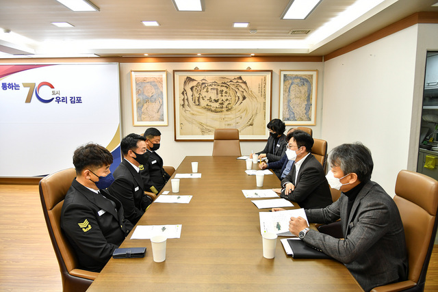 NSP통신-김병수 김포시장과 김병화 해군 김포함장이 15일 김포시청 소회의실에서 만나 자매결연 관련 논의를 진행하고 있다. (김포시)