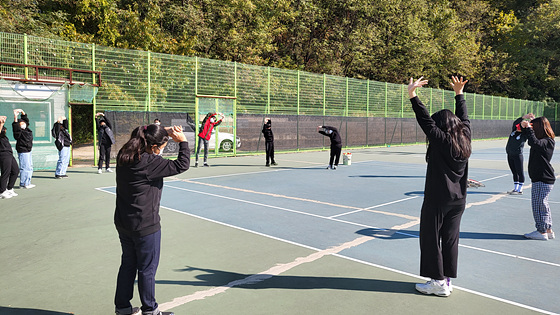 NSP통신-대곶초등학교 학생들이 매직 테니스를 배우기 전에 준비 운동을 하고 있다. (김포교육지원청)