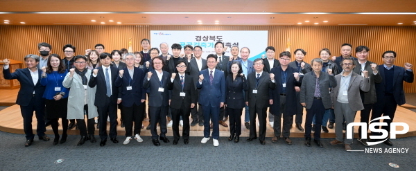 NSP통신-경상북도는 건축분야의 창의적인 아이디어 발굴을 통해 공공건축물의 품격을 높여 줄 민간전문가인 경북공공건축가를 구성하고 15일 도청 다목적홀에서 이들에게 위촉장을 수여했다. (경상북도)