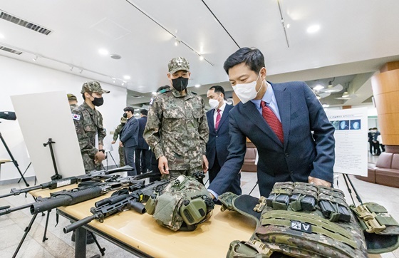 NSP통신-김태우 서울 강서구청장이 전 직원 안보교육에 앞서 마련된 군 장비 전시회를 둘러보고 있다. (강서구)