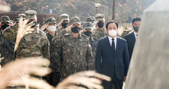 NSP통신-지난 14일 한미연합군사령부 군인들과 이권재 오산시장(앞 줄 왼쪽 세번째)이 참배를 하는 모습. (오산시)