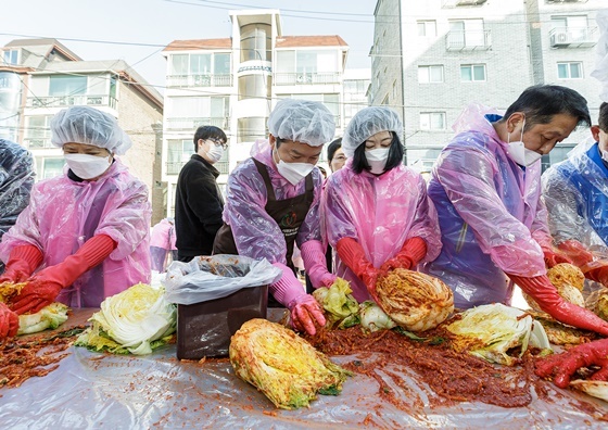 NSP통신-김태우 서울 강서구청장(왼쪽 두 번째)이 김장 나눔 행사에 참석해 자원봉사자들과 함께 김장김치를 버무리고 있다. (강서구)