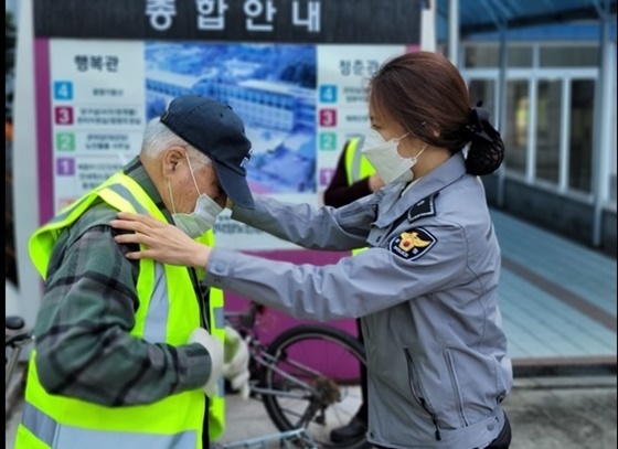 NSP통신-야간 빛 반사가 뛰어난 형광조끼 (고양경찰서)