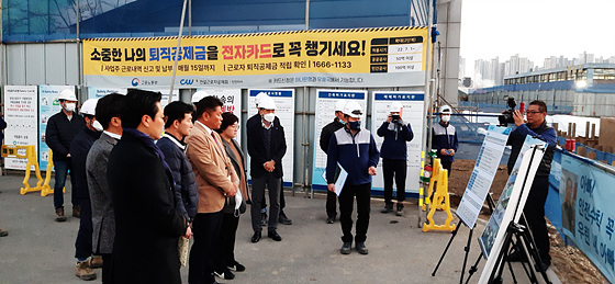 NSP통신-김포시의회 도시환경위원회 위원들이 맑은물사업소 하수과 관계자들 함께 김포레코파크 증설 민간투자사업 현장에서 진행 사항 설명을 듣고 있다. (김포시)