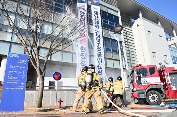 NSP통신-청송군은 18일 청송군청소년수련관 야외에서 13개 기관 150여 명이 모인 가운데 대형화재 합동 수습을 위한 재난대응 현장종합훈련을 실시했다. (청송군)