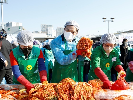 NSP통신-김태우 서울 강서구청장(가운데)이 농수산식품공사 강서시장에서 열린 사랑의 김장 나눔 행사에 참석해 직접 담근 김장김치를 들어보이고 있다. (강서구)