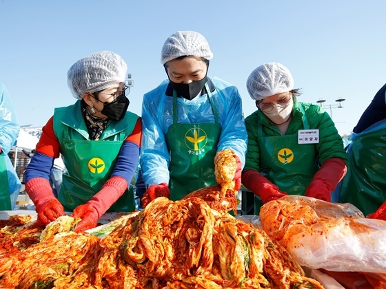 NSP통신-김태우 서울 강서구청장(가운데)이 농수산식품공사 강서시장에서 열린 사랑의 김장 나눔 행사에 참석해 새마을부녀회원들과 함께 김장김치를 버무리고 있다. (강서구)