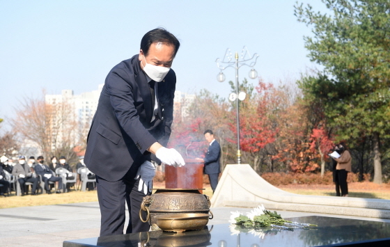 NSP통신-17일 이권재 오산시장이 분향을 하는 모습. (오산시)