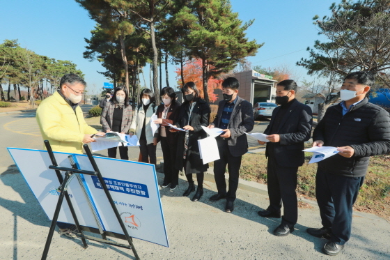 NSP통신-18일 화성시의회 경제환경위원회 조오순 위원장(왼쪽 두번째)과 위원들이 향남거점소독시설에서 현장보고를 받고 있다. (화성시의회)