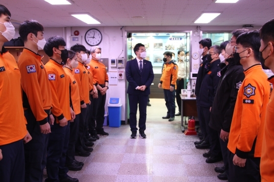 NSP통신-22일 오전 안산소방서를 방문한 김남국 더불어민주당 국회의원이 소방관들을 격려하고 있다. (안산소방서)