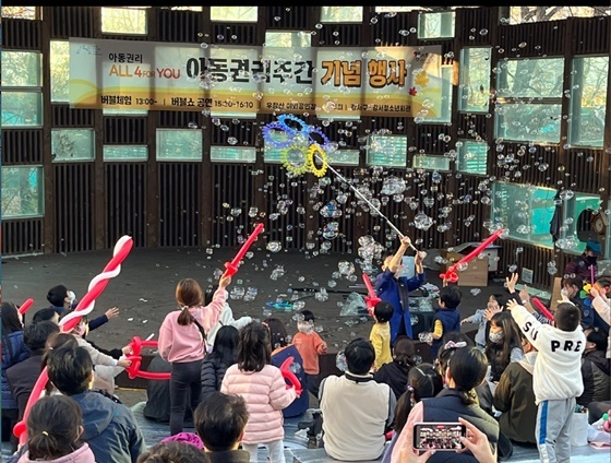 NSP통신-우장산 야외무대에서 열린 아동권리주간 기념행사에서 많은 관객들이 공연을 즐기고 있다. (강서구)