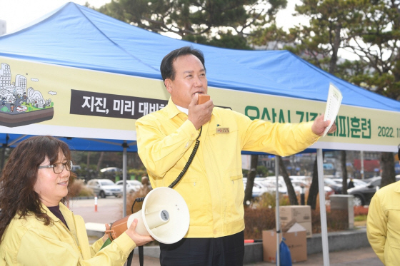 NSP통신-21일 지진 대피 훈련에서 이권재 오산시장(오른쪽)이 발언을 하는 모습. (오산시)