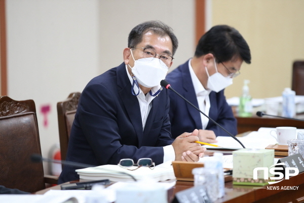 NSP통신-최병용 전남도의원이 이순신 관련 축제에 대한 예산지원이 형평성 있게 이루어져야 한다고 발언하고 있다. (전남도의회)