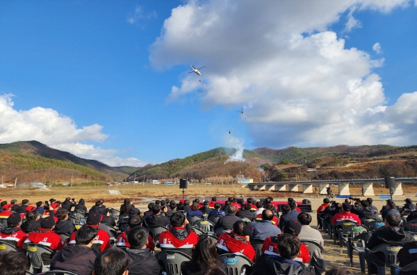 NSP통신-경상북도는 23일 안동 길안천지생태공원 일원에서 대형 산불 발생을 가상한 산불진화 합동 시범훈련을 안전한국시범훈련과 병행해 실시했다. (경상북도)