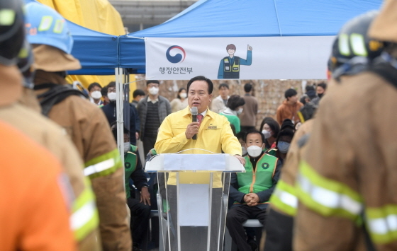 NSP통신-21일 열린 2022 안전한국훈련에서 이권재 오산시장(가운데)이 발언을 하는 모습. (오산시)