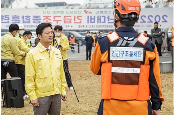 NSP통신-김태우 서울 강서구청장(왼쪽)이2022년 재난대응 안전한국훈련의 일환으로 열린 김포공항역 및 롯데몰 김포공항점 대형화재 대응훈련에서 강서소방서 재난관리과장으로부터 훈련상황을 보고받고 있다. (강서구)