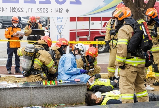 NSP통신-김포공항역 및 롯데몰 김포공항점 대형화재 대응훈련에서 강서구청, 강서소방서, 육군제5602부대 대원들이 구조작업을 하고 있다. (강서구)