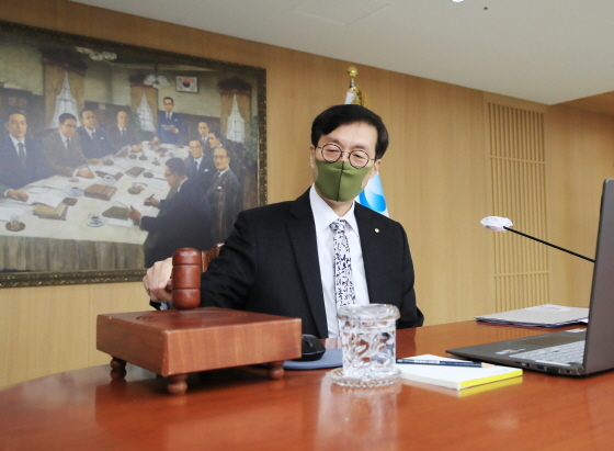 이창용 한국은행 총재가 24일 오전 서울 중구 한국은행에서 열린 금융통화위원회 본회의에서 회의를 주재하고 있다. (한국은행)