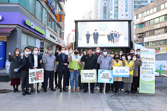 NSP통신-동해시가 시 아동보호팀과 강원남부아동보호전문기관·동해경찰서·동해교육지원청·동해시청소년상담복지센터 등 유관기관과 합동으로 아동학대예방 캠페인을 실시한 가운데 참여자들이 기념촬영을 하고 있다. (동해시)