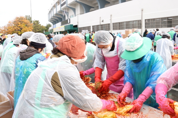 NSP통신-경주시새마을회는 24일 시민운동장 앞 광장에서 따뜻한 겨울나기를 돕고자 2022 사랑의 김장 담가주기 행사를 열었다. (경주시)