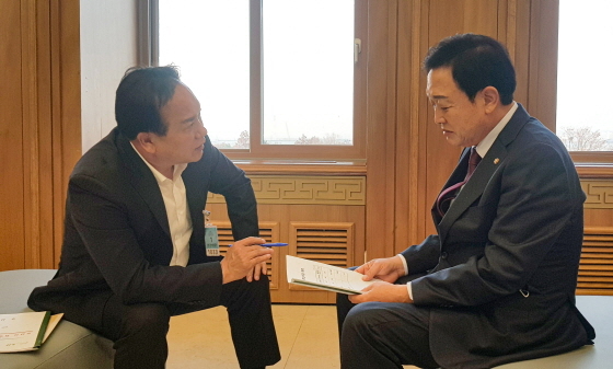 NSP통신-24일 이권재 오산시장(왼쪽)이 김선교 국회의원을 만나 오산시 현안문제 해결을 위한 협조를 요청하고 있다. (오산시)
