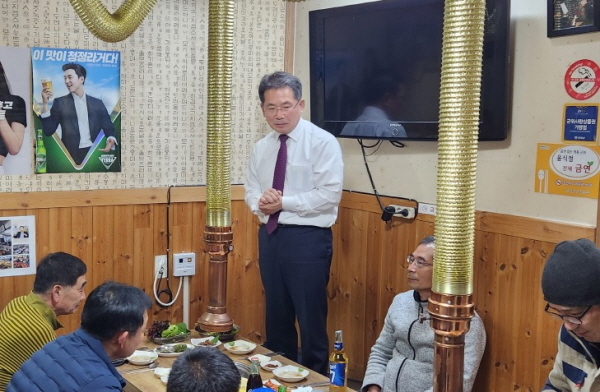 NSP통신-지난 22일 김진열 군수는 전통시장의 활성화를 위해 시장상인회 회원들과 간담회를 갖고 있다.