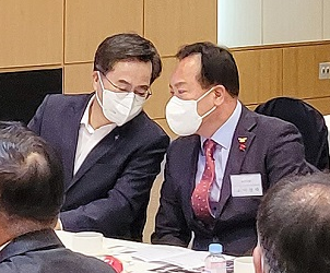 NSP통신-25일 이권재 오산시장(오른쪽)과 김동연 경기도지사가 대화를 하고 있다. (오산시)