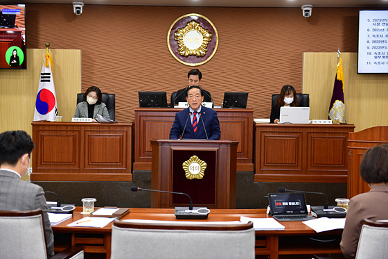 NSP통신-이병선 속초시장이 속초시의회에서 민선8기 첫 시정연설을 하고 있다. (속초시)