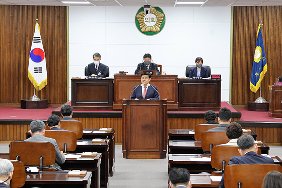 NSP통신-심규언 시장이 동해시의회 본회의에 참석해 시정 연설을 하고 있다. (동해시)