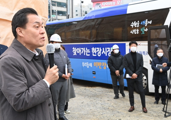 NSP통신-28일 이재준 수원시장(왼쪽)이 팔달구 지동 팔달경찰서 신축 현장에서 주민들과 함께 이야기를 나누고 있다. (수원시)