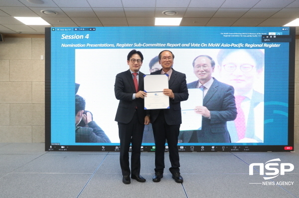 NSP통신-경상북도는 한국 여인들의 주체적 문학 활동의 증거인 내방가사와 한국 민족지의 전형인 삼국유사가 유네스코 아시아·태평양 기록유산에 등재됐다고 밝혔다. 등재 인정서 수여 모습 (경상북도)