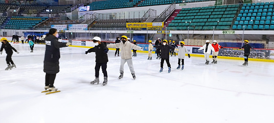 NSP통신-서암초등학교 학생들이 스케이트를 타며 겨울 체험학습을 하고 있다. (김포교육지원청)