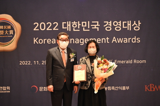 NSP통신-원광디지털대학교가 29일 서울 롯데호텔에서 열린 2022 대한민국 경영대상 시상식에서 인재경영대상을 수상한 가운데 서종순 원광디지털대 입학협력처장(오른쪽)이 신태환 한국방송신문연합회 회장과 수상 기념촬영을 하고 있다. (원광디지털대학교)