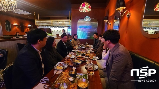 NSP통신-강임준 군산시장(왼쪽 세번째)이 29일 직원들과 함께 간단하게 저녁 식사를 하면서 격의 없는 소통의 시간을 갖고 있다.