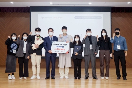 NSP통신-신흥식 캠코 부사장(왼쪽 네 번째)와 최우수상 수상자들이 기념촬영을 하고 있다 (캠코)