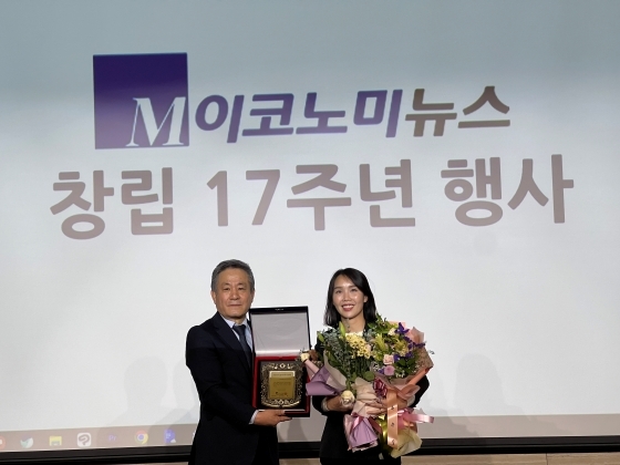 NSP통신-29일 열린 M이코노미뉴스 창립 17주년 기념행사에서 광역의회 의정대상을 수상한 이인애 경기도의원(오른쪽)이 기념촬영을 하고 있다. (의원실)