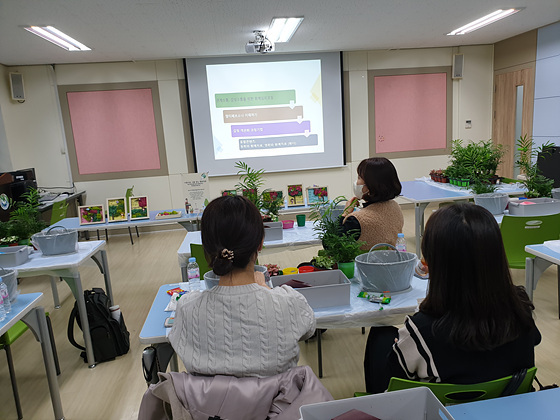 NSP통신-김포교육지원청 위센터에서 전문상담교사 대상으로 원예치료 역량 강화 연수가 진행되고 있다. (김포교육지원청)