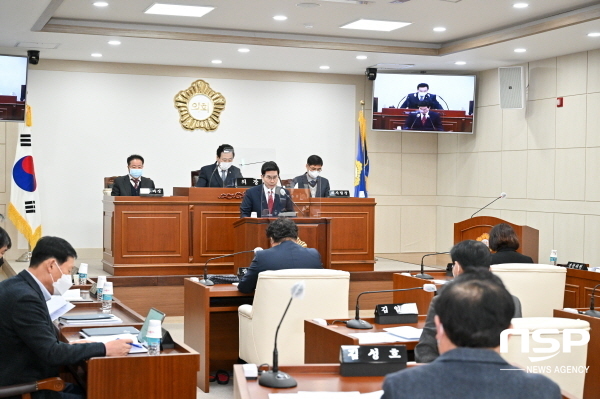 NSP통신-영덕군은 군민이 행복한 도시로의 초석을 다지고 군정운영 방향인 군민과 함께하는 새로운 영덕을 실현하기 위해 올해보다 847억 원(16.5%↑) 증가한 5972억 원 규모의 2023년 본예산을 제292회 제2차 정례회 4차 본회의에 제출했다.김광열 영덕군수가 1일 영덕군의회에서 시정연설을 하고 있는 모습 (영덕군)