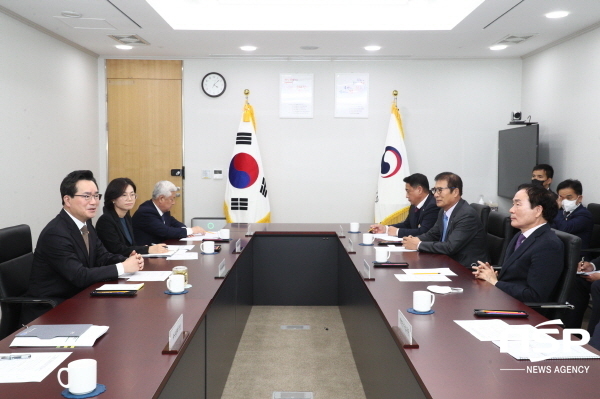 NSP통신-의성군은 전국농어촌지역군수협의회와 농림축산식품부가 지난 11월 29일 세종시 청사 소회의실에서 간담회를 실시했다고 밝혔다. (의성군)