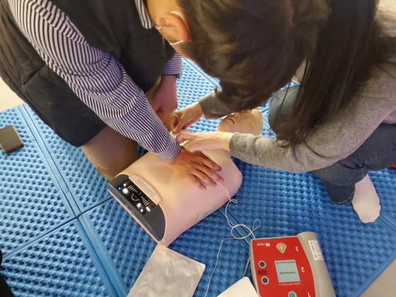 NSP통신-팔달구보건소 직원이 마네킹을 이용해 심폐소생술 실습을 하고 있다. (수원시)