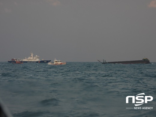 NSP통신-군산 옥도면 비안도 서방 13km 해역에서 부선 B호가 기울어져 군산해경이 안전관리하고 있다.