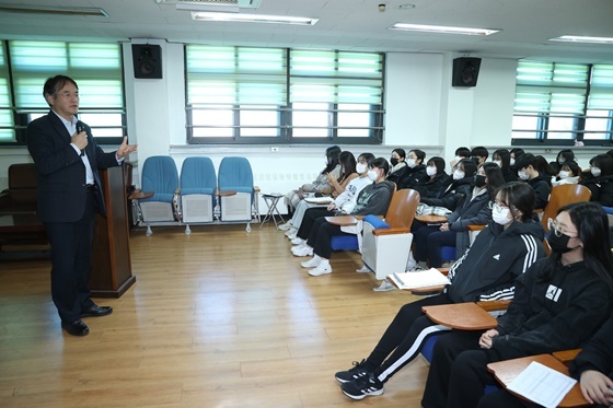 NSP통신-이동환 고양시장이 저동고등학교에서 고양특례시의 비전과 전망에 대해 강연하고 있다. (고양특례시)