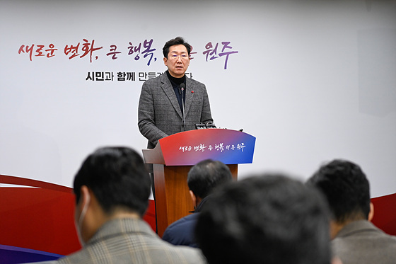 NSP통신-원강수 원주시장이 5일 원주시 현안 브리핑에서 택시 부제 전면 해제를 발표하고 있다. (원주시)